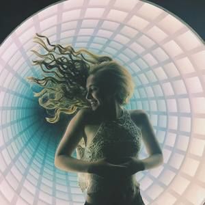 Meet your Posher, Davia